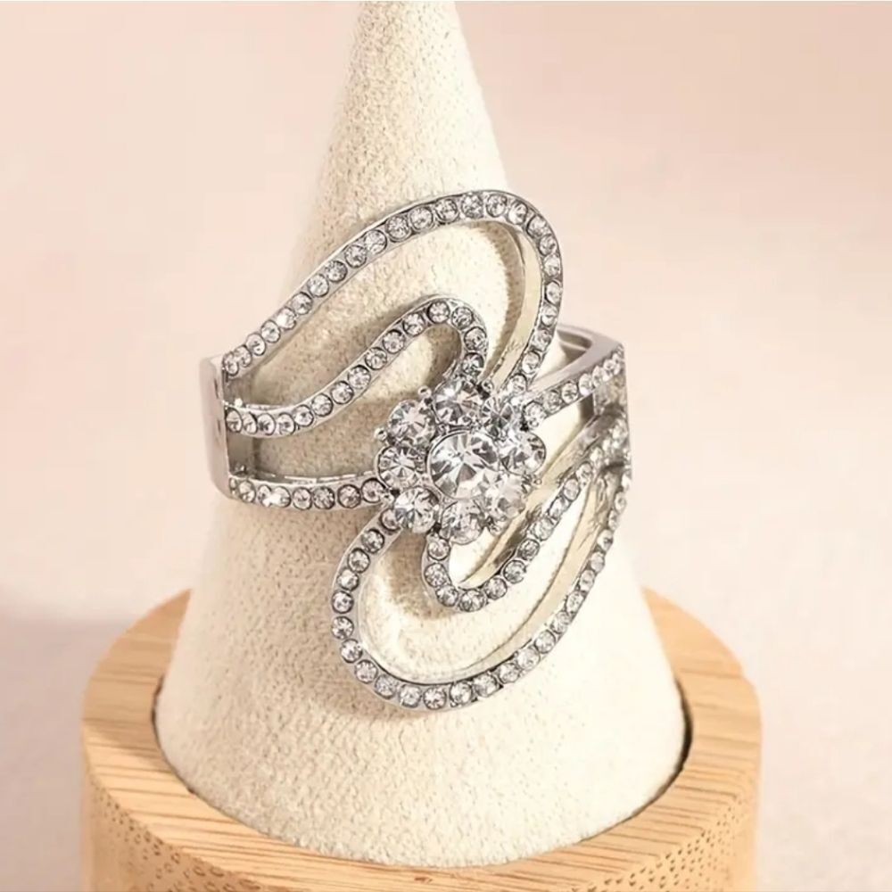 Stunning Simulated diamond Wedding Ring sz 6
